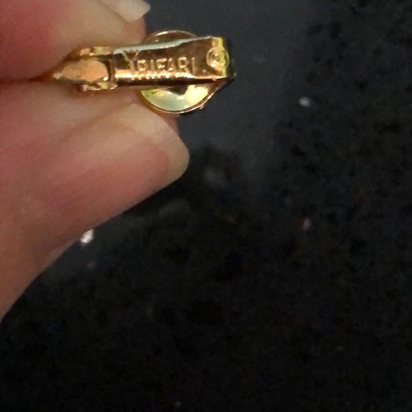 Trifari vintage earrings - Picture 2 of 3